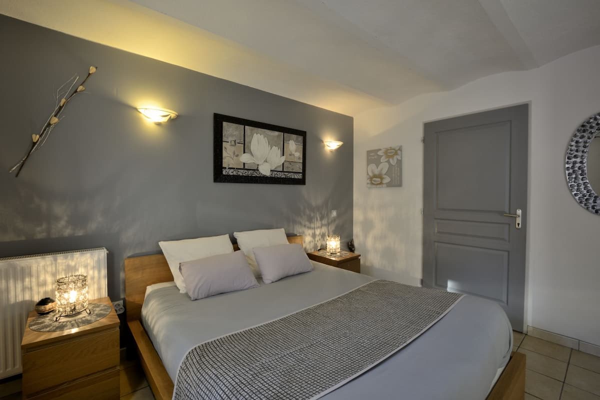 Chambre classique double, 1 grand lit, salle de bain privée | Literie de qualité, système d’insonorisation, fer et planche à repasser
