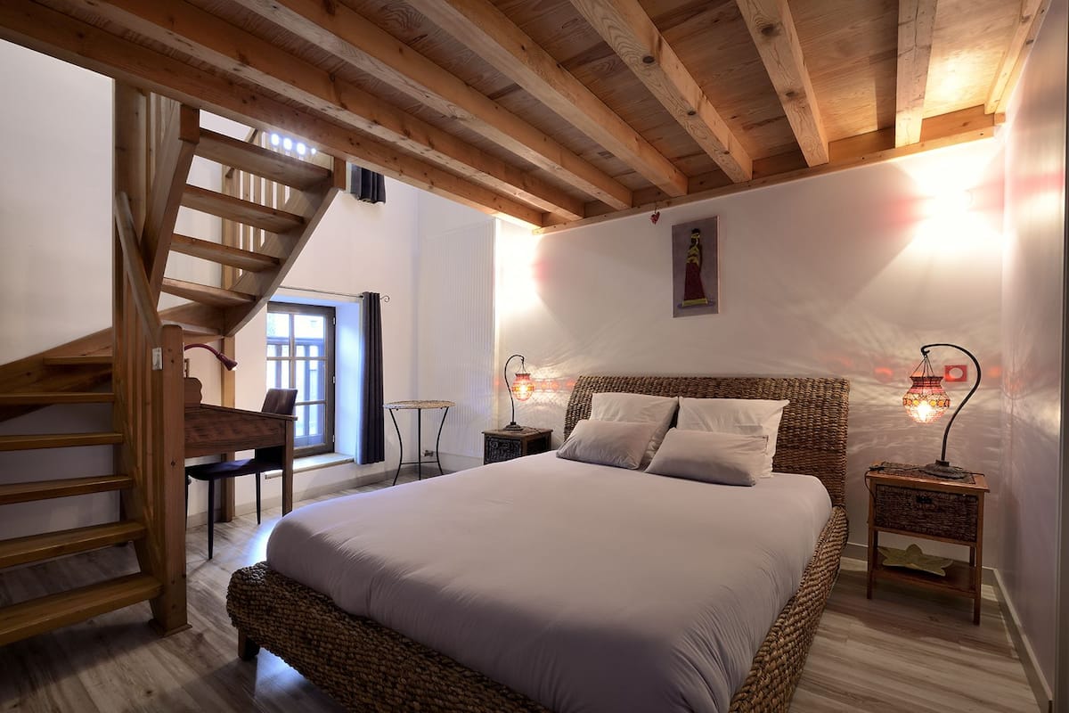 Habitación cuádruple superior, varias camas, vista al patio | 1 habitación, ropa de cama de alta calidad y decoración personalizada