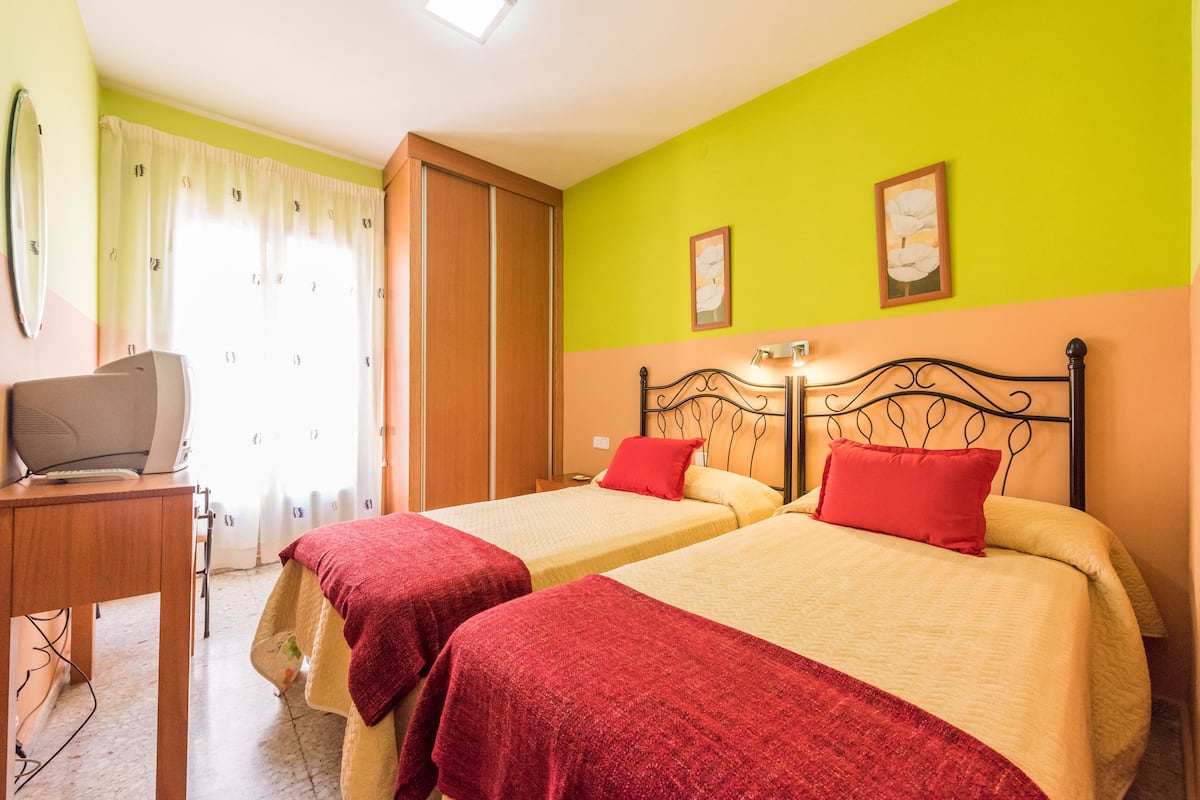 Twin kamer | Een bureau, gratis wifi, beddengoed