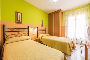 Habitación con 2 camas individuales | Escritorio, wifi gratis, ropa de cama