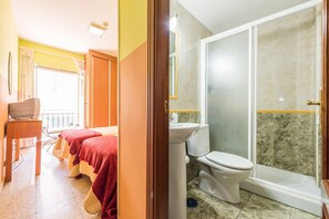 A hotel room with a bed, a bedside table, a sink, a toilet, and a shower area. - Hostal Arkanta (Arganda del Rey)