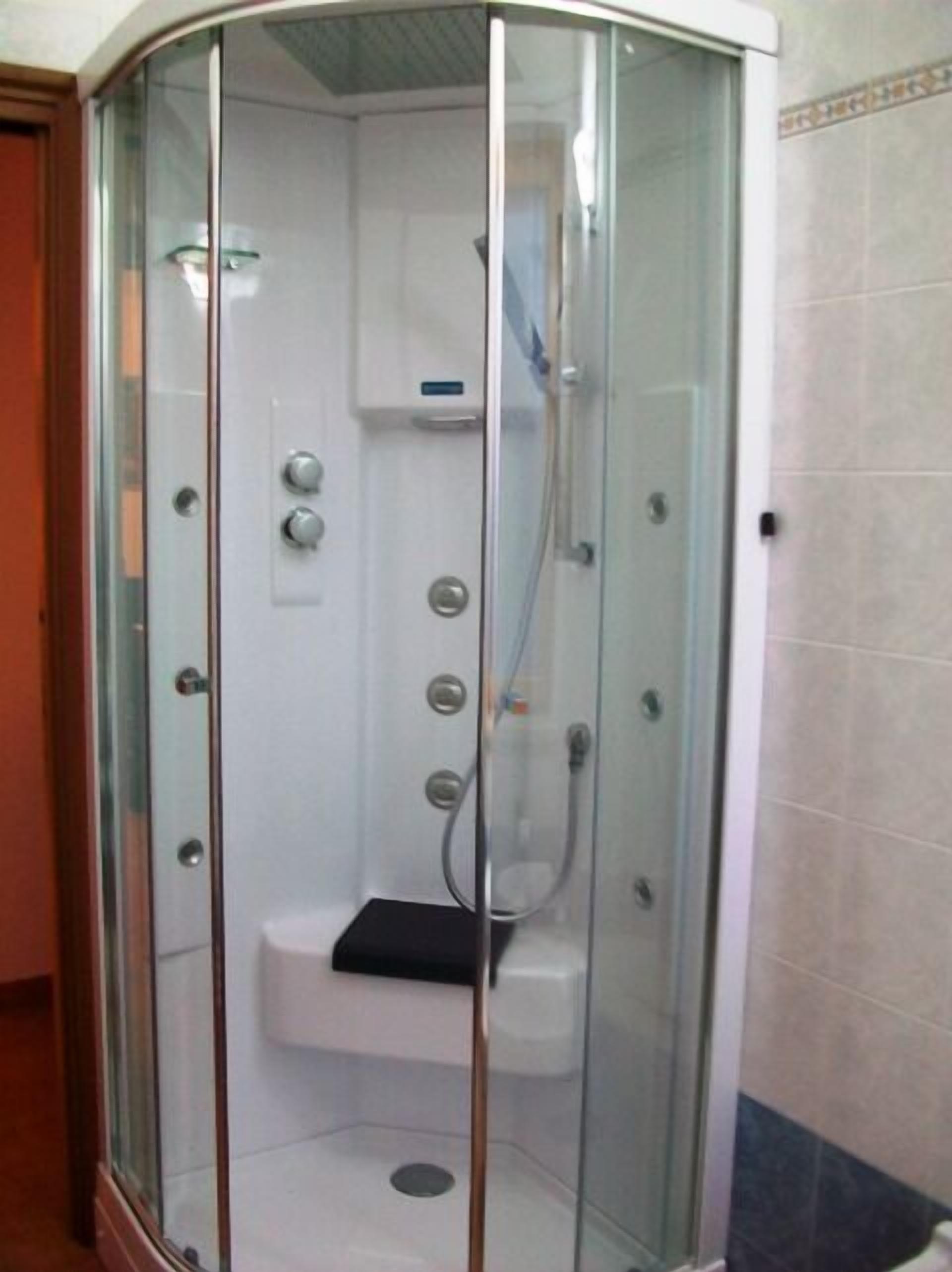Familienapartment | Dusche im Bad