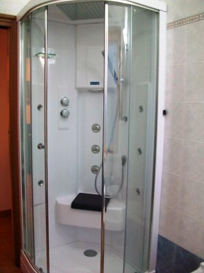 Familie appartement | Badkamer met douche