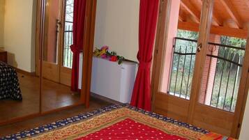 LÀgenhet Comfort | 1 sovrum, individuell inredning, unika möbler och mörklÀggningsgardiner