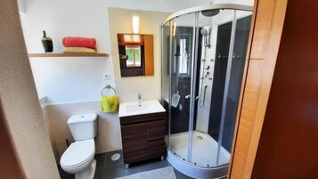 Estudio familiar, 1 cama doble con sofá cama, cocina | Baño | Ducha, artículos de higiene personal gratuitos y secador de pelo