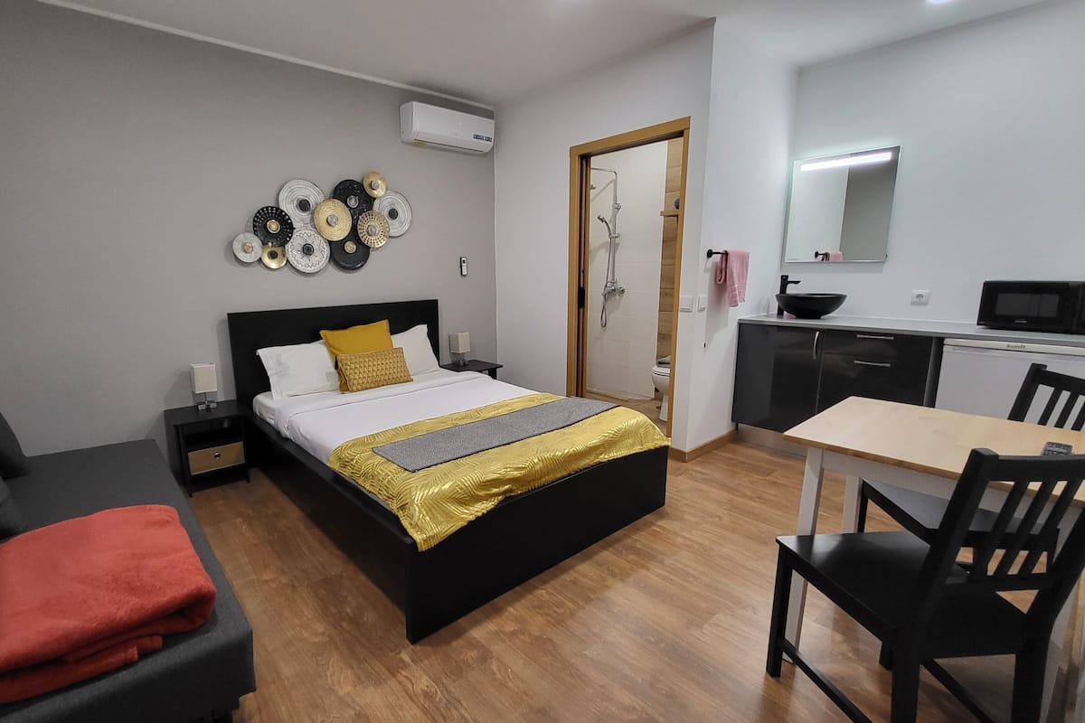 Habitación clásica con 1 cama matrimonial o 2 individuales, baño privado | 1 habitación, decoración personalizada, muebles diferentes y escritorio