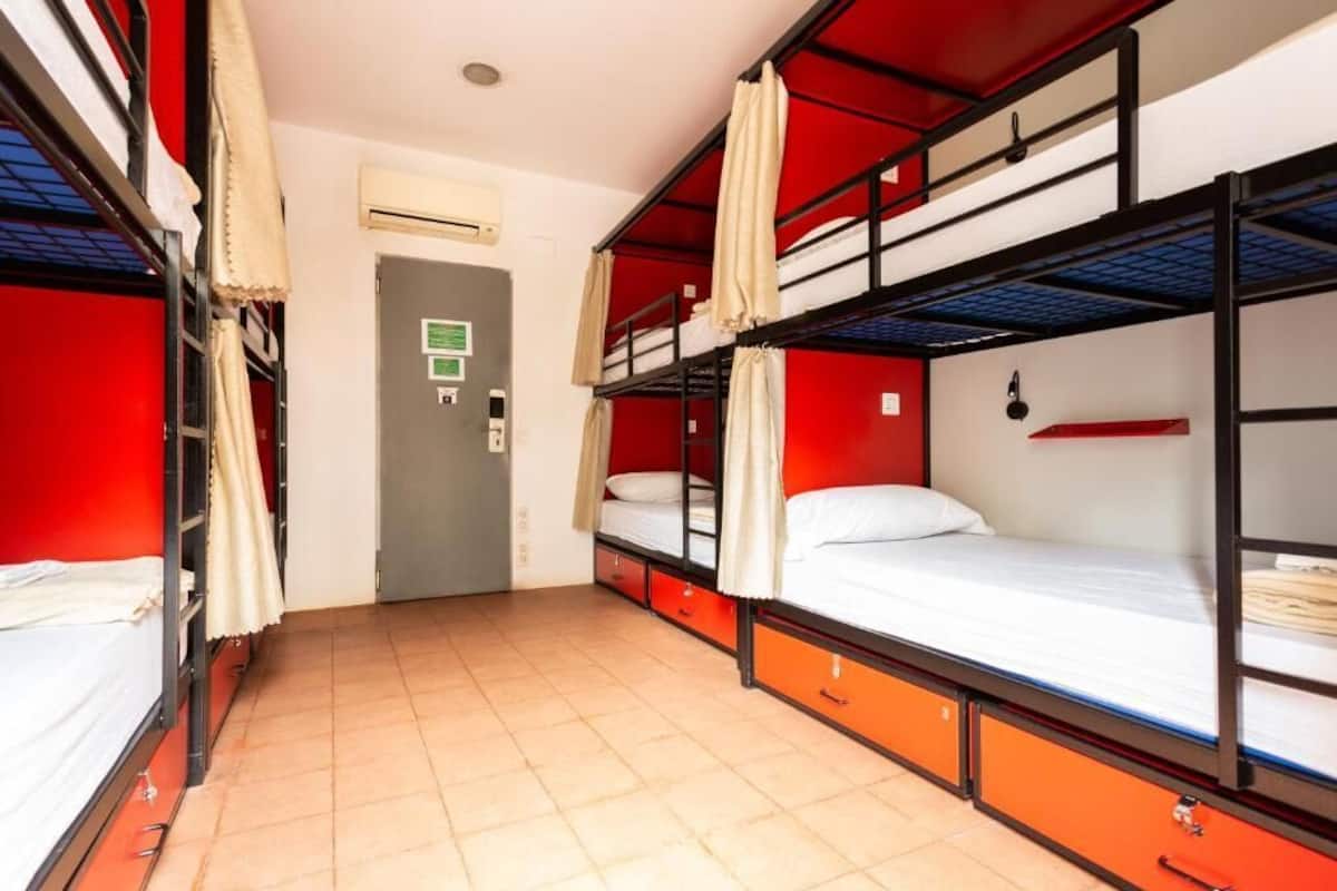 Verduisterende gordijnen, gratis wifi, beddengoed