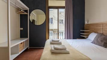 Habitación triple, balcón | Cortinas blackout, wifi gratis y ropa de cama