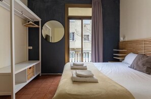 Quarto triplo, sacada | Cortinas blackout, Wi-Fi de cortesia, roupa de cama
