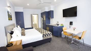 Executive studio suite, kitchenette | 1 slaapkamer, luxe beddengoed, geluiddichte muren