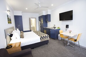 行政开间套房, 简易厨房 | 高档床上用品、隔音、熨斗/熨衣板、免费 WiFi