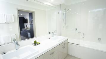 Phòng Suite dành cho gia đình, nhiều giường, bếp nhỏ, khu vực sân vườn | Phòng tắm | Đồ dùng nhà tắm miễn phí, máy sấy tóc, khăn tắm