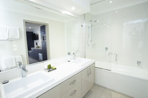 Family Suite, Multiple Beds, Kitchenette, Courtyard Area | Bathroom | Free toiletries, hair dryer, towels