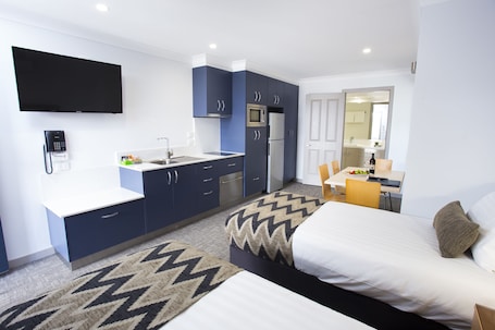 Executive Suite, 1 Bedroom, Kitchenette | 1 bedroom, premium bedding, soundproofing, iron/ironing board
