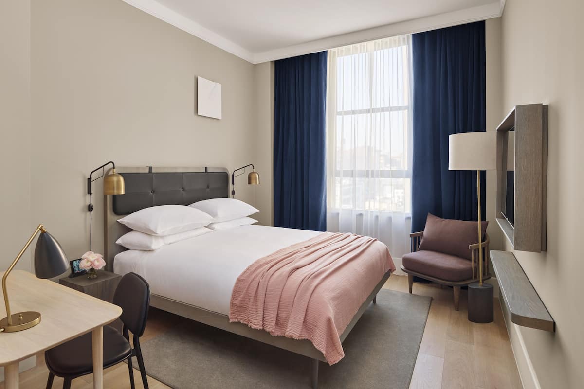 Kamer, 1 queensize bed (Howard) | Hypoallergeen beddengoed, een minibar, een kluis op de kamer, een bureau