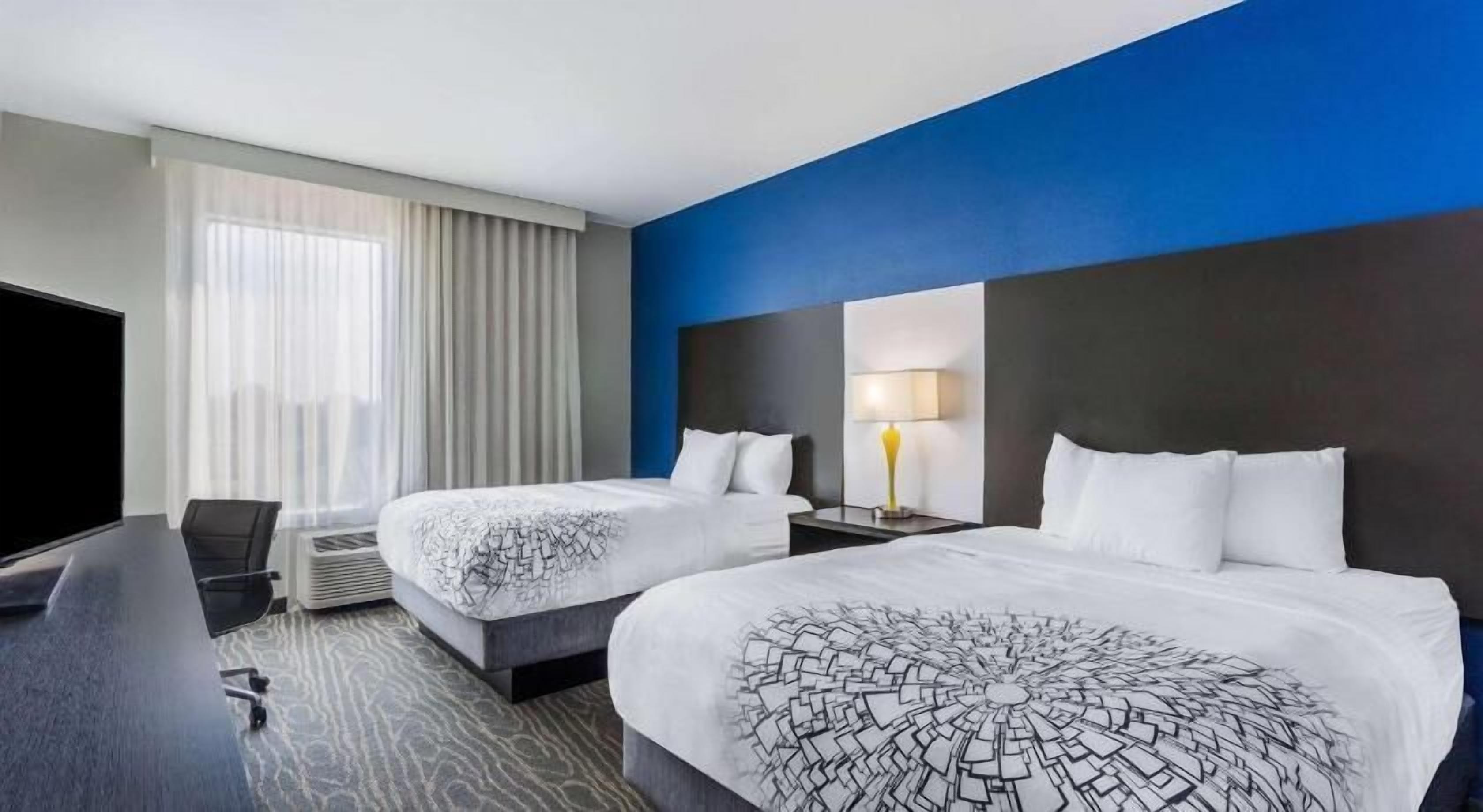 Ropa de cama de alta calidad, camas con pillow-top y escritorio 