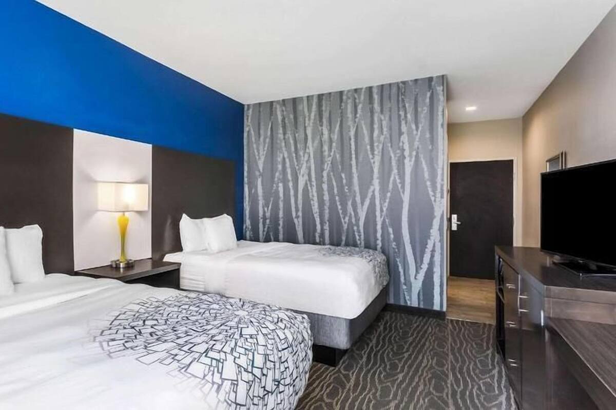 Ropa de cama de alta calidad, camas con pillow-top y escritorio