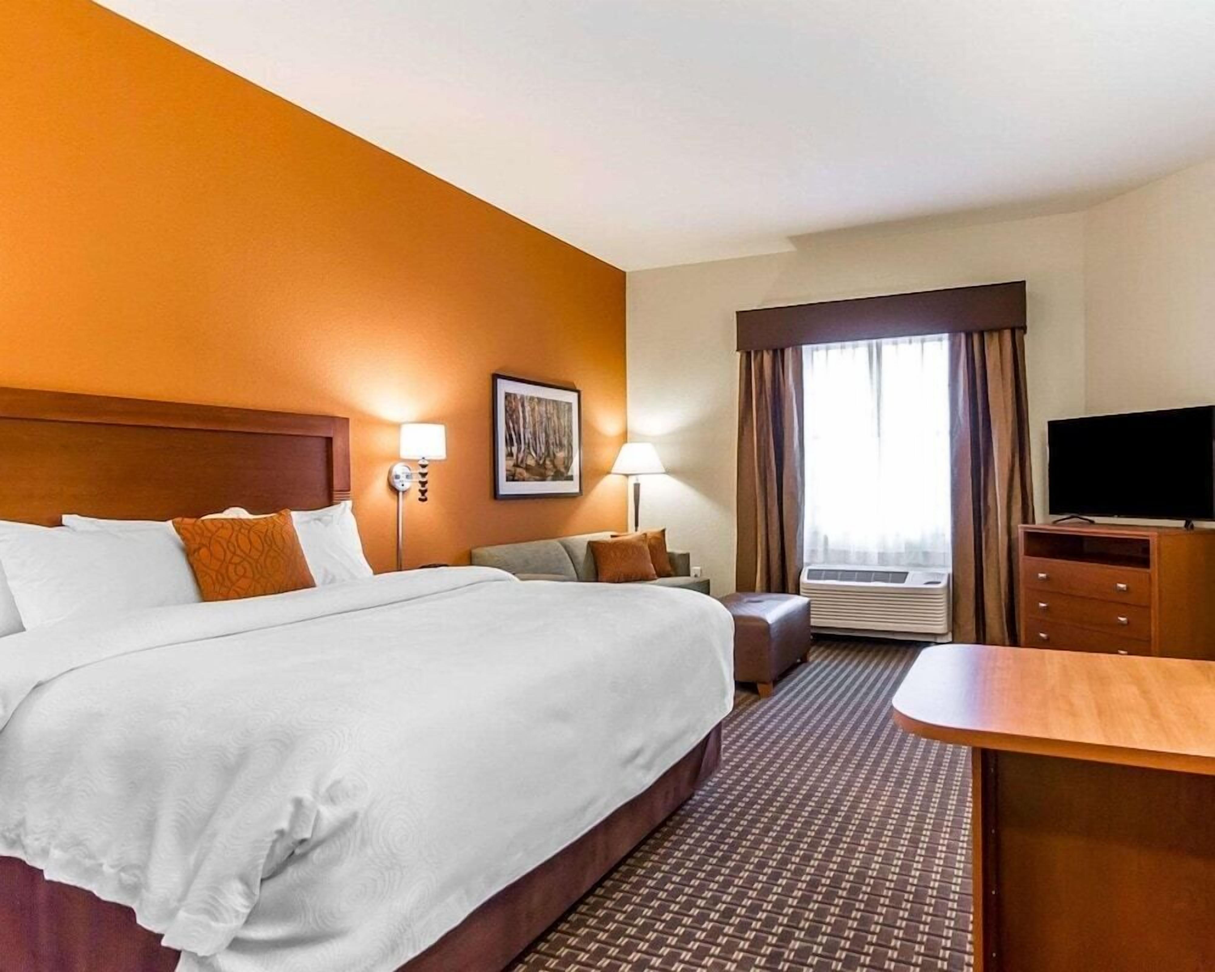 Premium bedding, desk, iron/ironing board, free WiFi