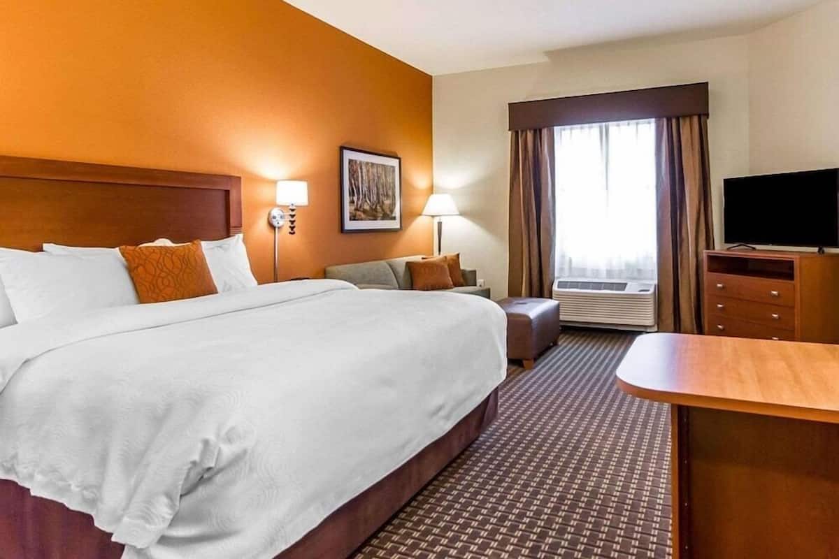 Premium bedding, desk, iron/ironing board, free WiFi