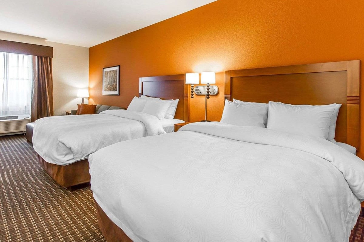 Premium bedding, desk, iron/ironing board, free WiFi