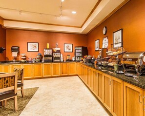 Café da manhã completo grátis todos os dias