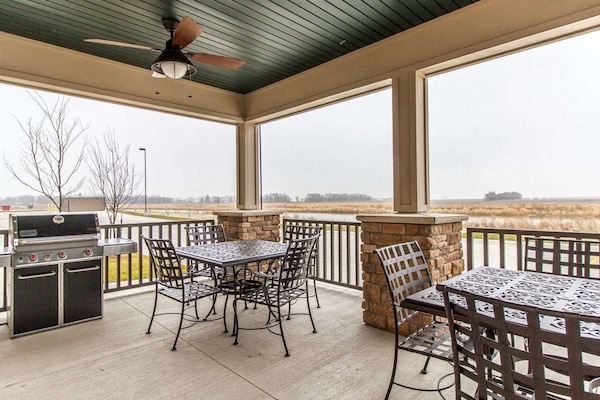 Breakfast and dinner served