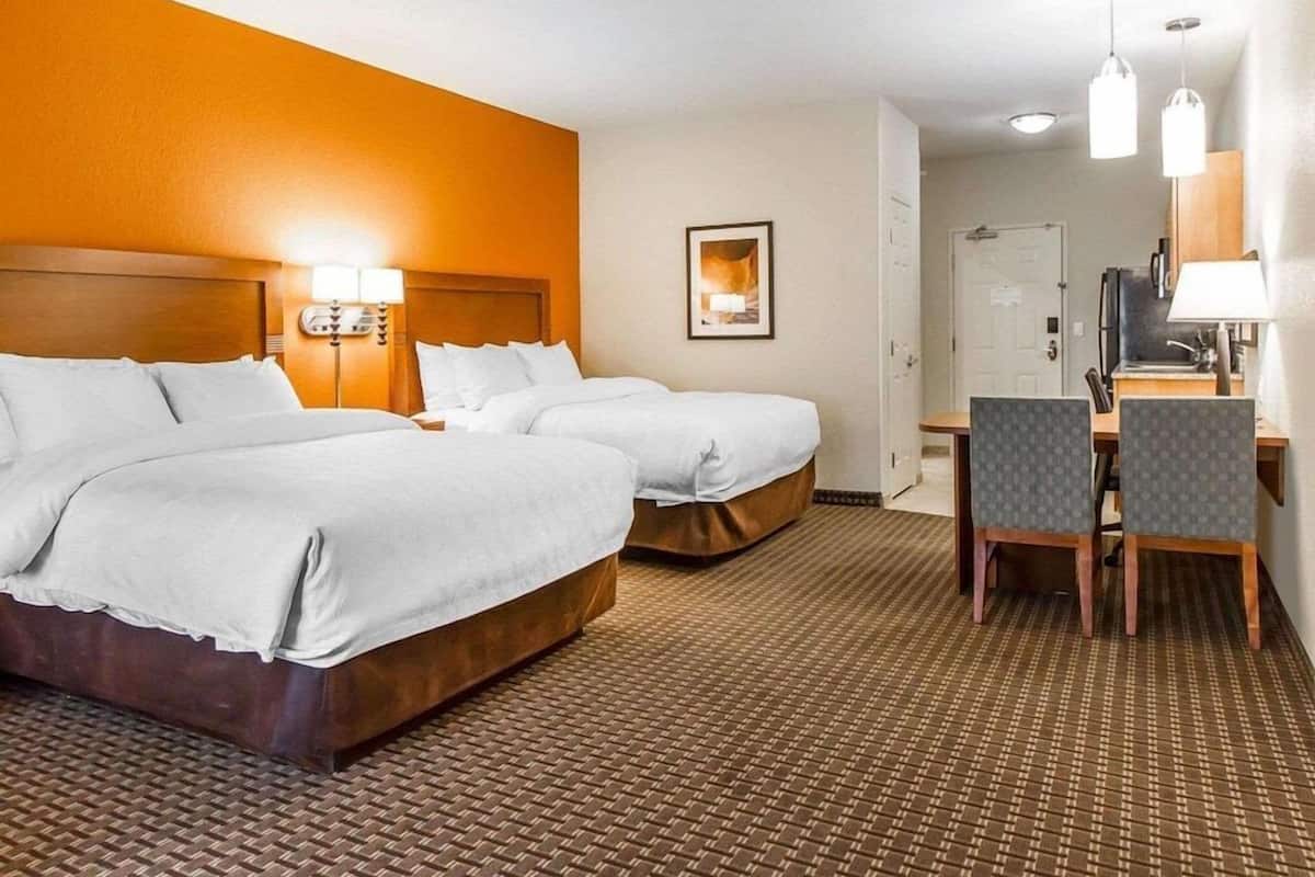 Premium bedding, desk, iron/ironing board, free WiFi