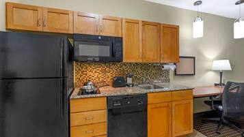 Efficiency Suite 1 King 2 Queens 2 person Sofa Bed Non Smoking | Premium bedding, desk, iron/ironing board, free WiFi