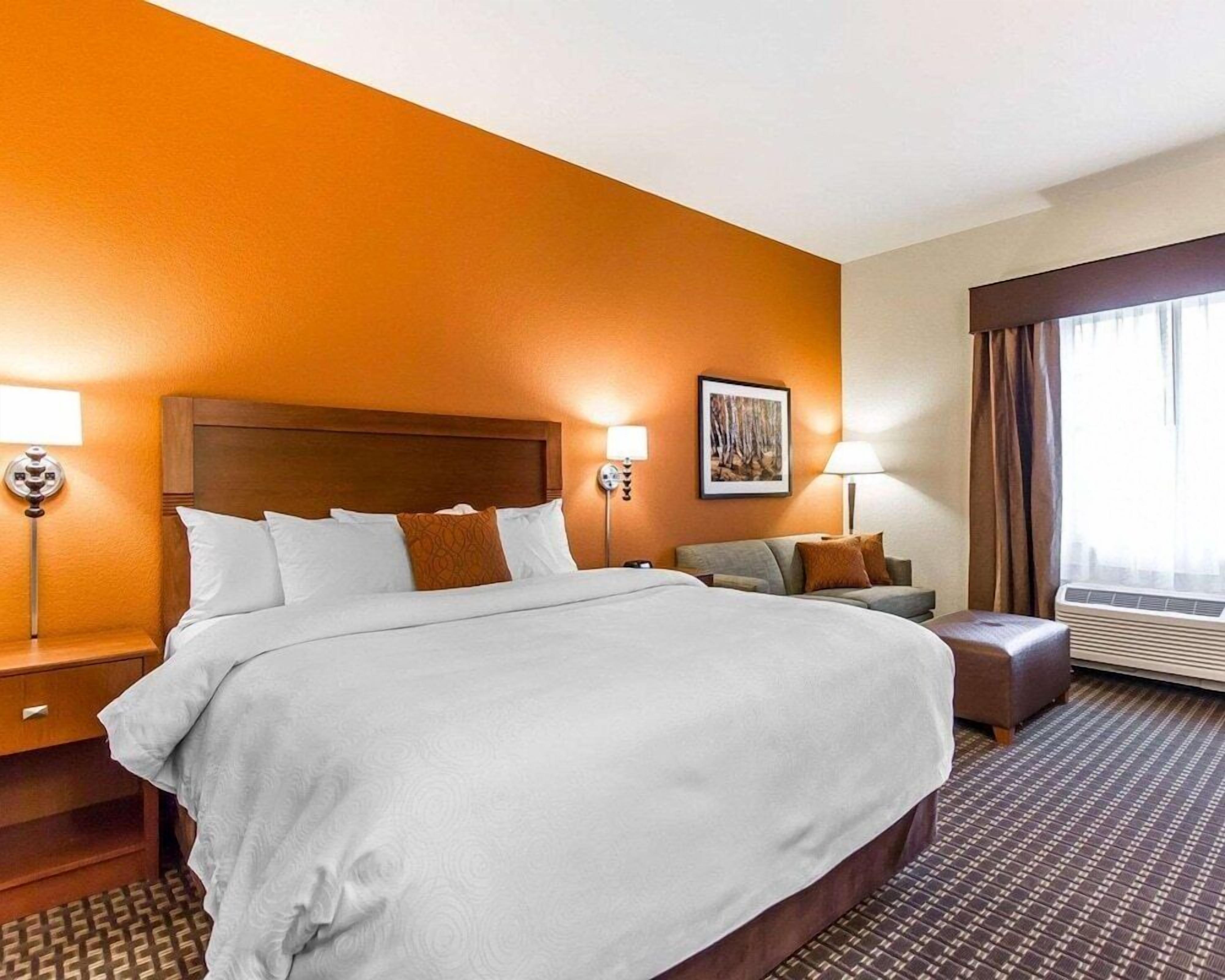 Premium bedding, desk, iron/ironing board, free WiFi