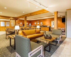 Free daily full breakfast  - MainStay Suites Stanley (Stanley)