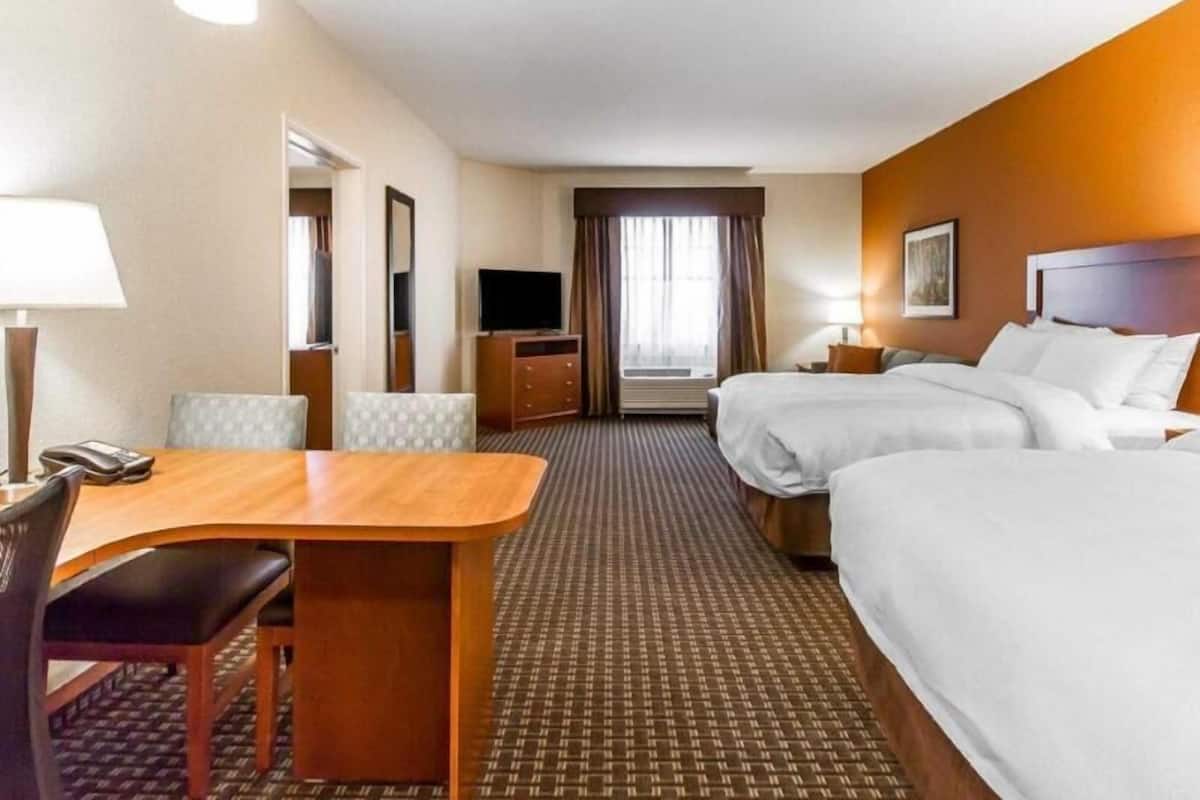 Premium bedding, desk, iron/ironing board, free WiFi
