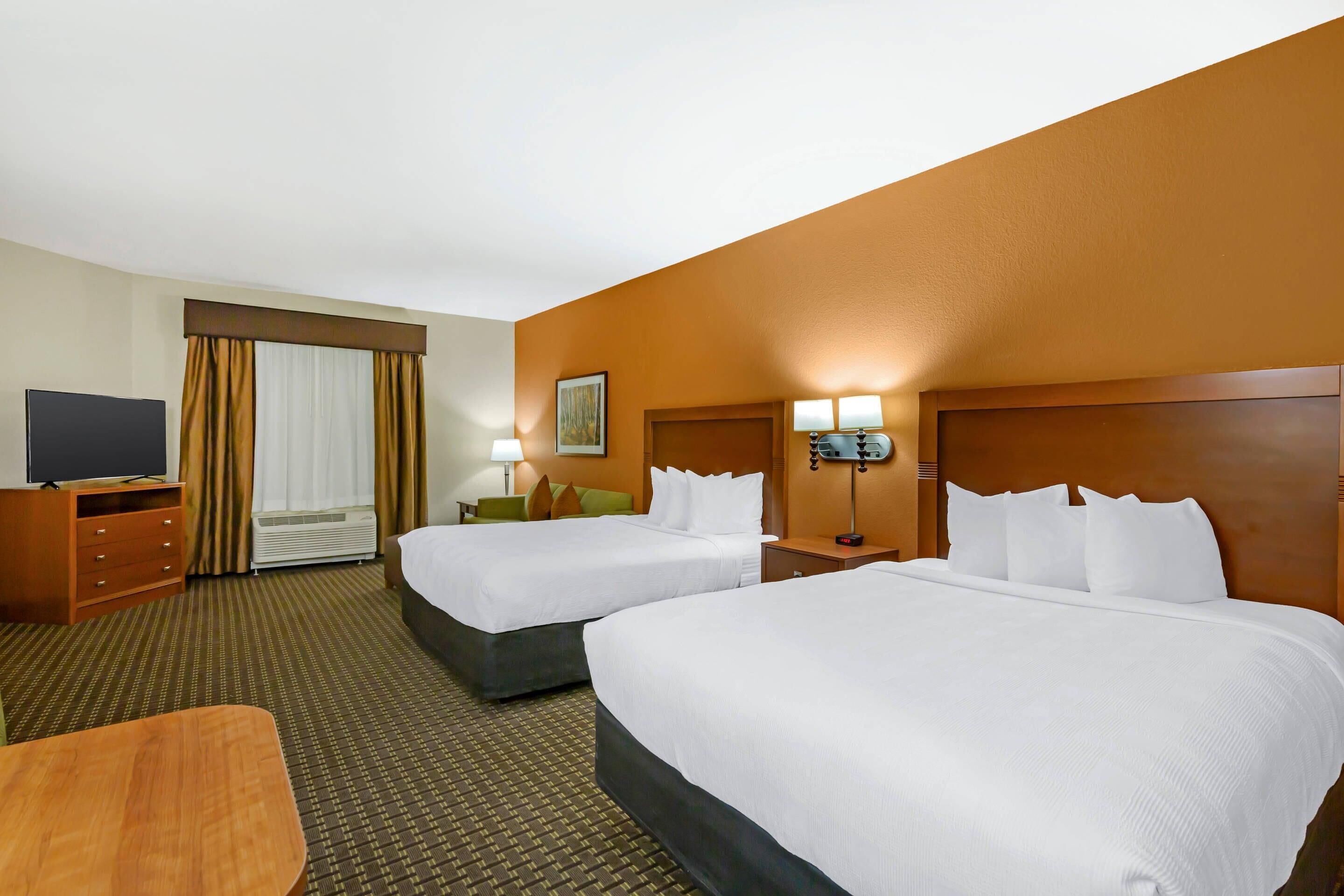 Efficiency Suite 1 King 2 Queens 2 person Sofa Bed Non Smoking | Sengetøy av topp kvalitet, skrivebord og strykejern/-brett