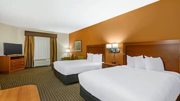 Efficiency Suite 1 King 2 Queens 2 person Sofa Bed Non Smoking | Sengetøy av topp kvalitet, skrivebord og strykejern/-brett