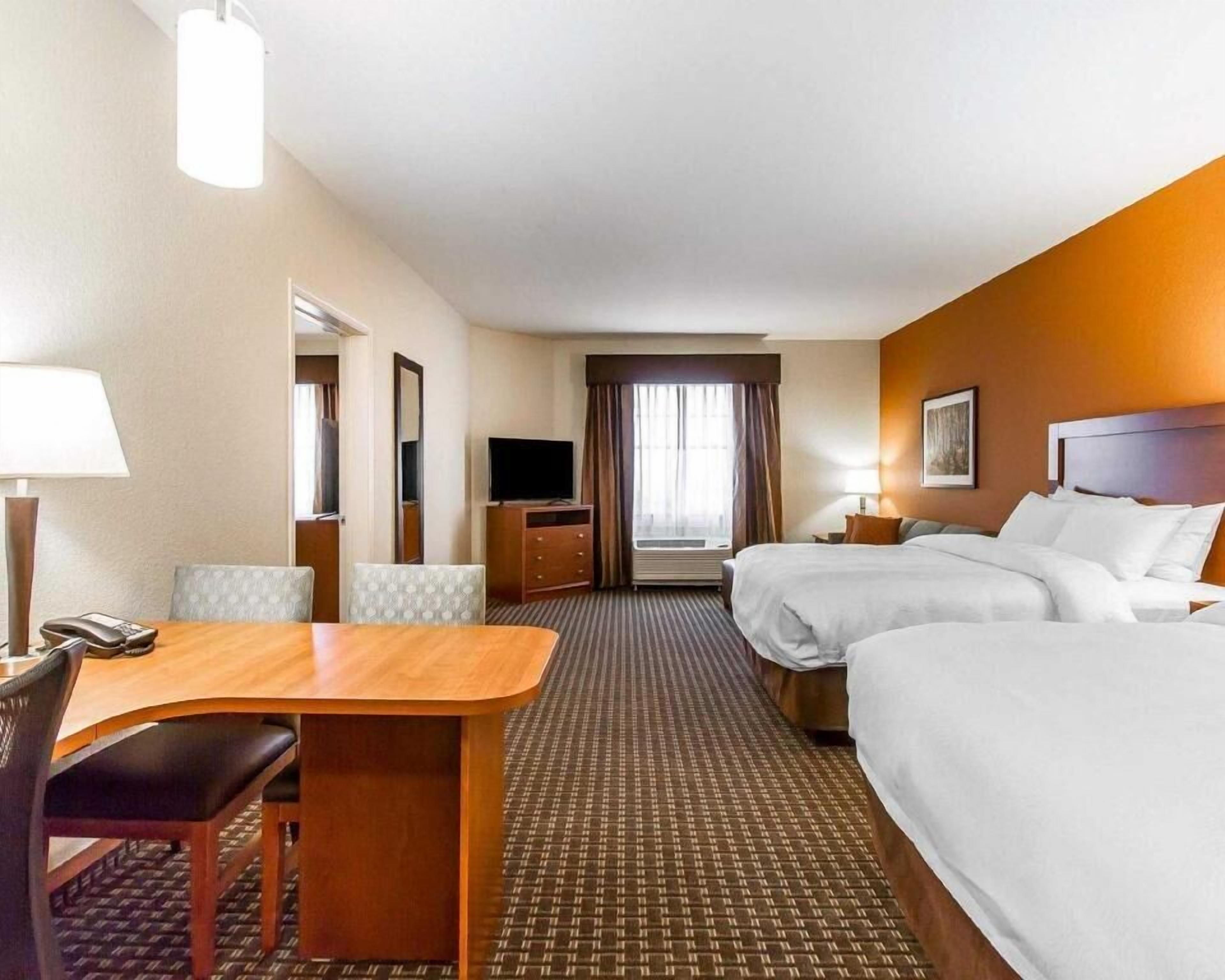Premium bedding, desk, iron/ironing board, free WiFi