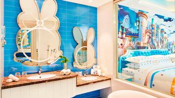 Combined shower/bathtub, rainfall showerhead, free toiletries