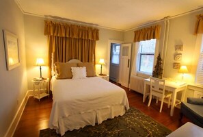 Kamer (White) | Een bureau, een laptopwerkplek, een strijkplank/strijkijzer, gratis wifi