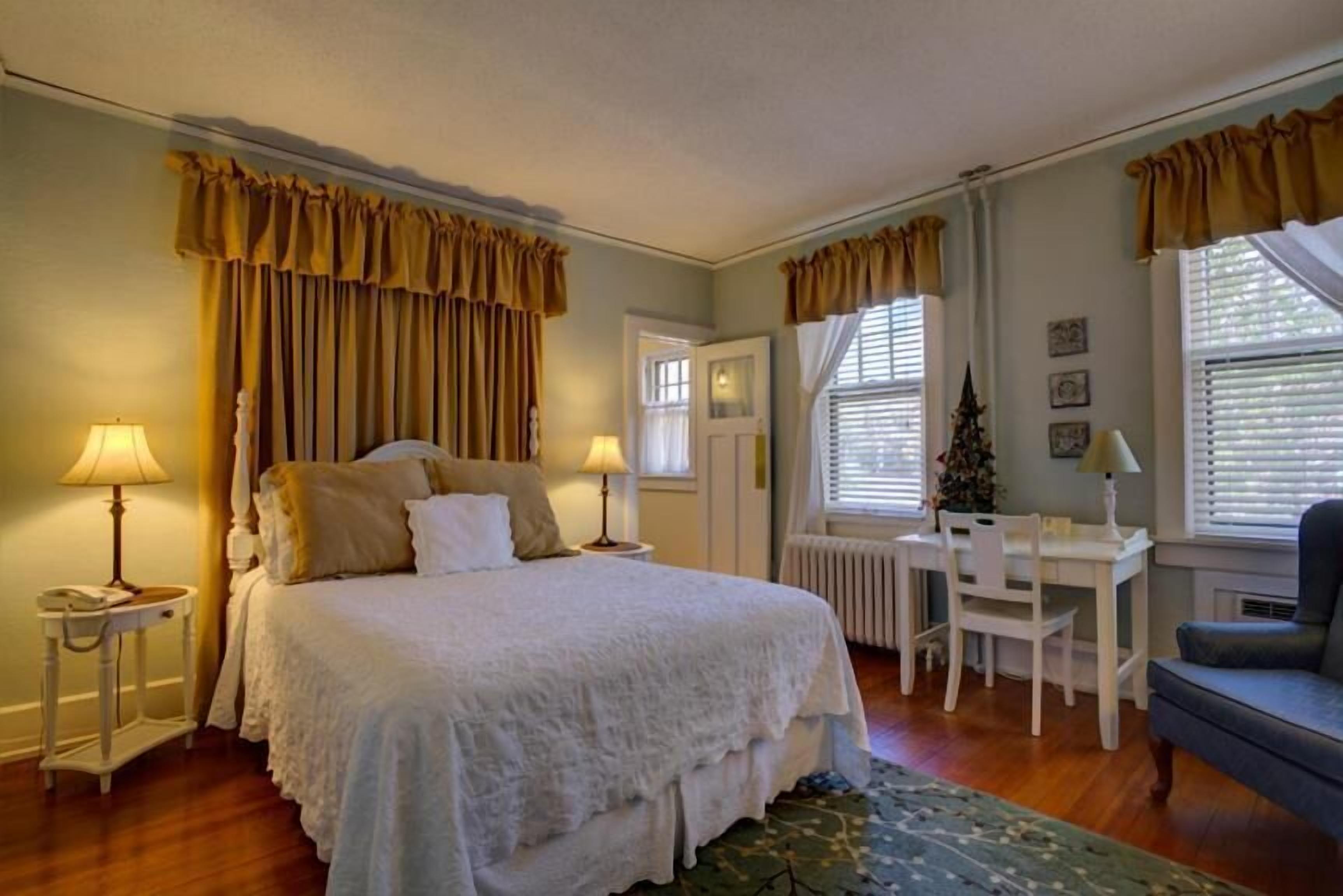 Room (White) | Desk, laptop workspace, iron/ironing board, free WiFi