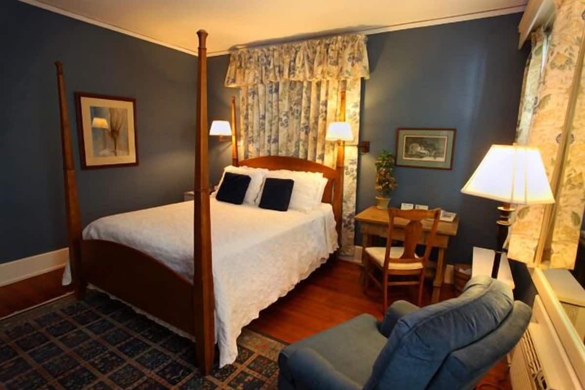 1. Blue Room | Desk, laptop workspace, iron/ironing board, free WiFi