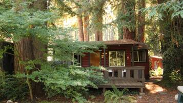 Classic Cottage, 1 Bedroom, Kitchen, River View (Cottage 3) | Balcony