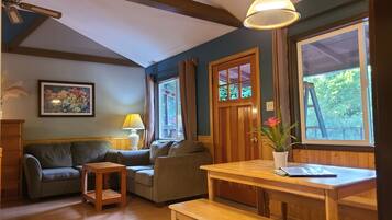 Cottage familiare, 1 camera da letto, cucina, vista fiume (Cottage 6) | Con stile personalizzato, con arredamento individuale, tende oscuranti