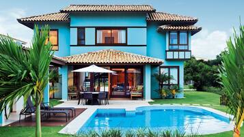 Piscina externa, guarda-sóis, espreguiçadeiras
