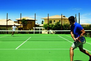 Tennis court - Quintas Private Residence (Mata de São João)