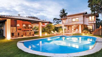 Utendørsbasseng, bassengparasoller og solsenger