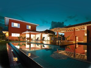 Outdoor pool, pool umbrellas, pool loungers - Quintas Private Residence (Mata de São João)