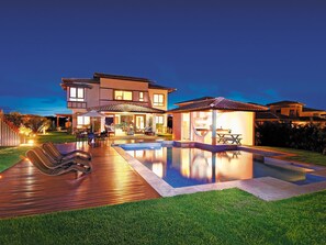 Outdoor pool, pool umbrellas, pool loungers - Quintas Private Residence (Mata de São João)