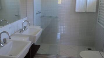 Hus (04 Suites) | Bad | Dusj