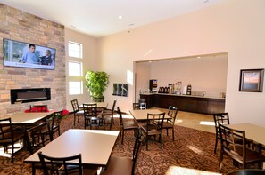 Lobby sitting area - Cobblestone Inn & Suites - Holstein (Holstein)