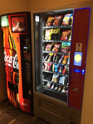Vending machine - Cobblestone Inn & Suites - Holstein (Holstein)