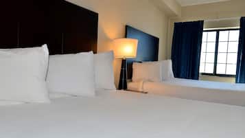 Room, 2 Katil Ratu (Queen), Non Smoking | Peralatan tempat tidur premium, meja, ruang kerja komputer riba
