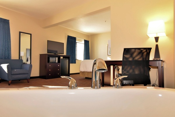 Suite, 1 King Bed, Jacuzzi Tub, Non Smoking | Premium bedding, desk, laptop workspace, iron/ironing board